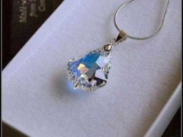 奥地利水晶，奥地利水晶与施华洛世奇水晶的区别除了工艺好一点，水晶是一样的吧？