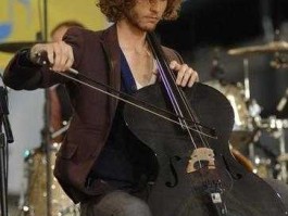 brent？这个拉大提琴的人是谁？