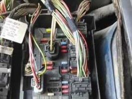 转向器 标致307方向机保险丝在什么位置？