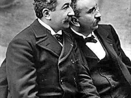 思摩尔？韦普莱斯和麦克兄弟是一家的吗？