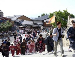 一个人去日本玩一趟要多少钱(去日本两个人一万够吗)