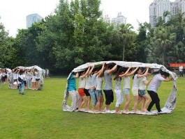 室内团队拓展训练游戏 24人室内拓展游戏？